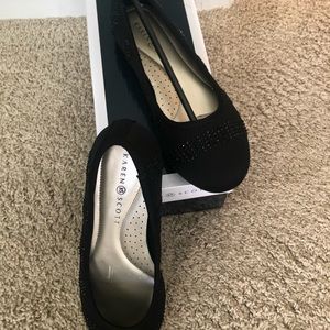Black flat dress shoes